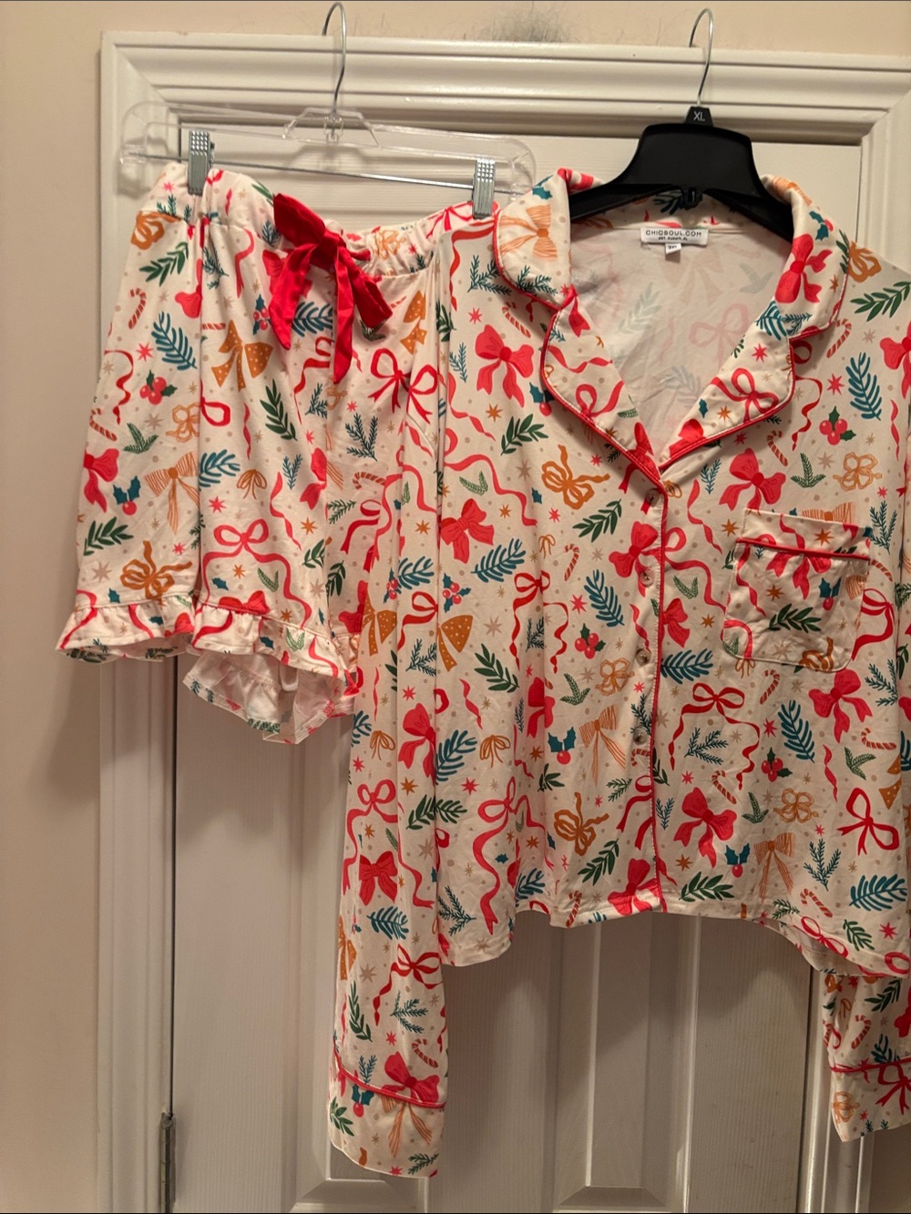 NWOT Chic Soul Cream Holiday Bow & Wreath Pajama Set with Red Accents